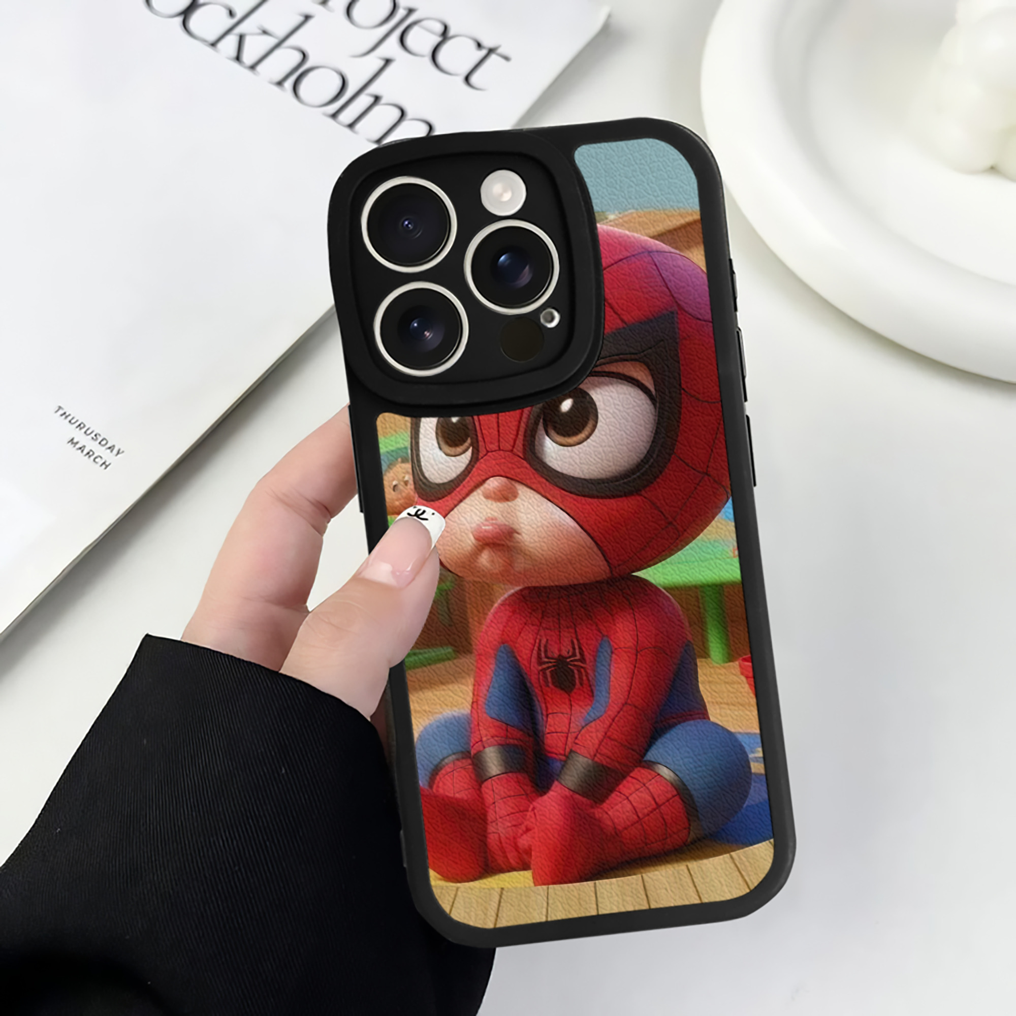 （画像用） Spider Man スパイダーマン 【iPhone 16シリーズ対応】シリコンスマホケース（レザー調） 材質：シリコン